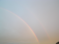 夕方、東の空の二重の虹