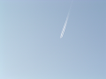 雲を引く飛行機